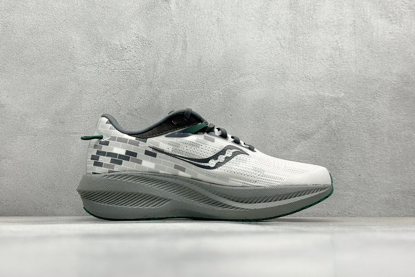 终端放店
XD版 Saucony Triumph 21代 索康尼旗舰级缓震型跑鞋
性能相比前几代再升