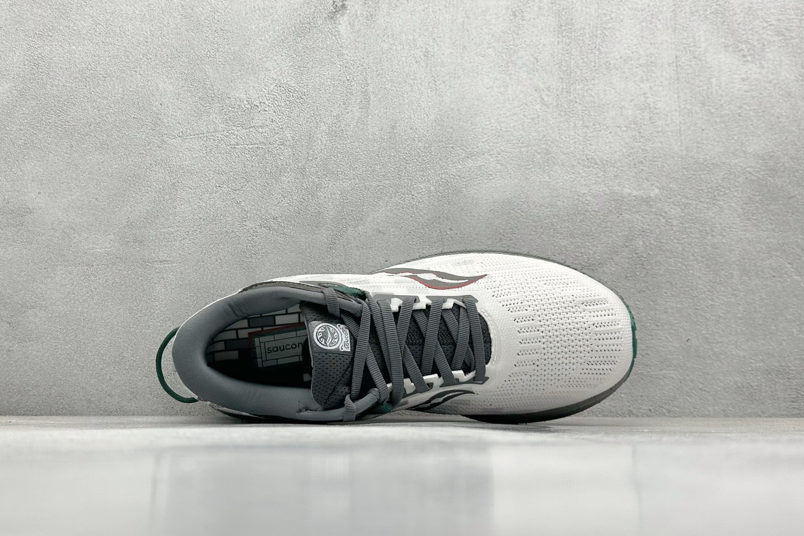 终端放店
XD版 Saucony Triumph 21代 索康尼旗舰级缓震型跑鞋
性能相比前几代再升