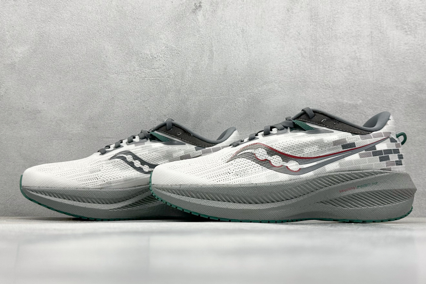 终端放店
XD版 Saucony Triumph 21代 索康尼旗舰级缓震型跑鞋
性能相比前几代再升