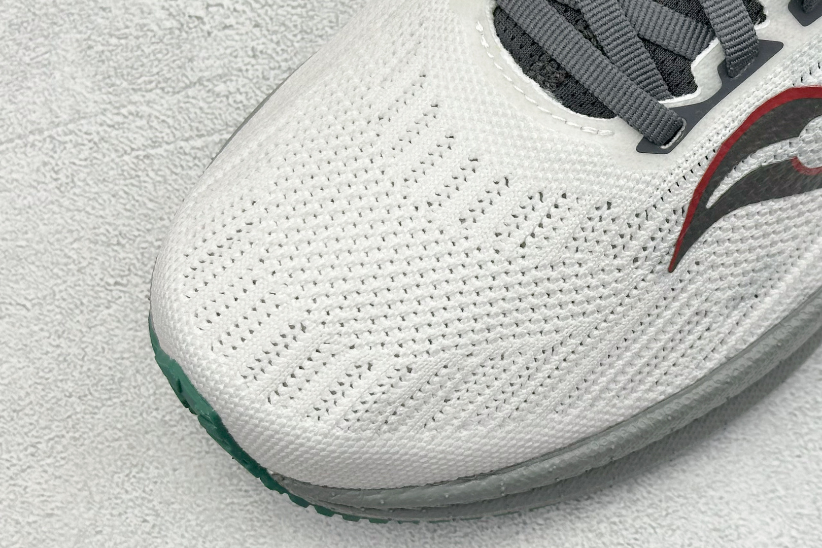 终端放店
XD版 Saucony Triumph 21代 索康尼旗舰级缓震型跑鞋
性能相比前几代再升