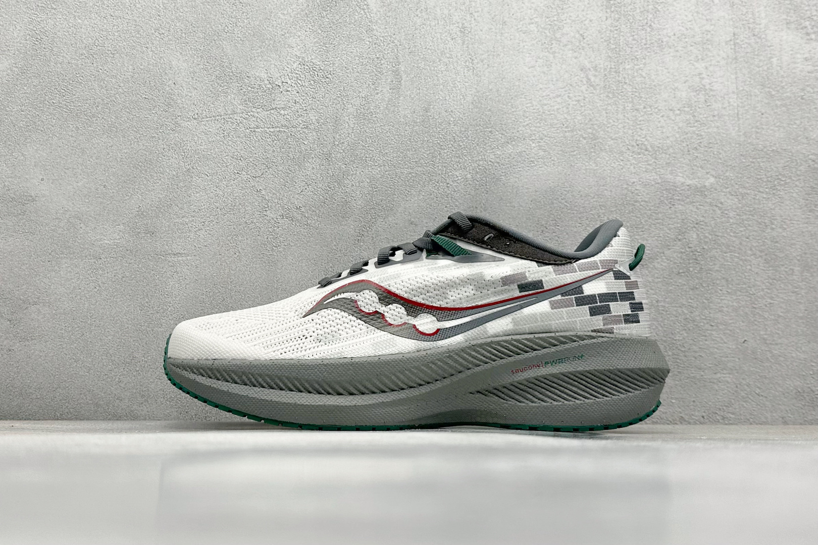 终端放店
XD版 Saucony Triumph 21代 索康尼旗舰级缓震型跑鞋
性能相比前几代再升