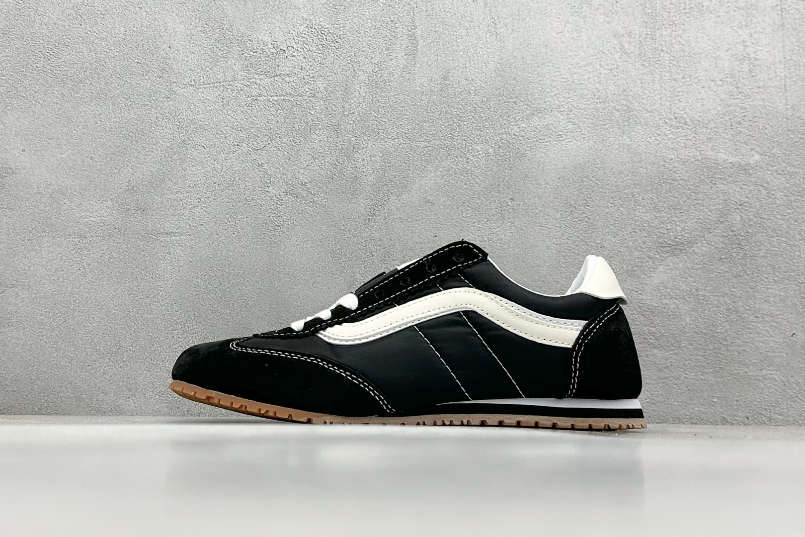  
Vans Super Lowpro 黑色
时尚系列舒适百搭复古薄底德训鞋
货号：VN000D8TBK