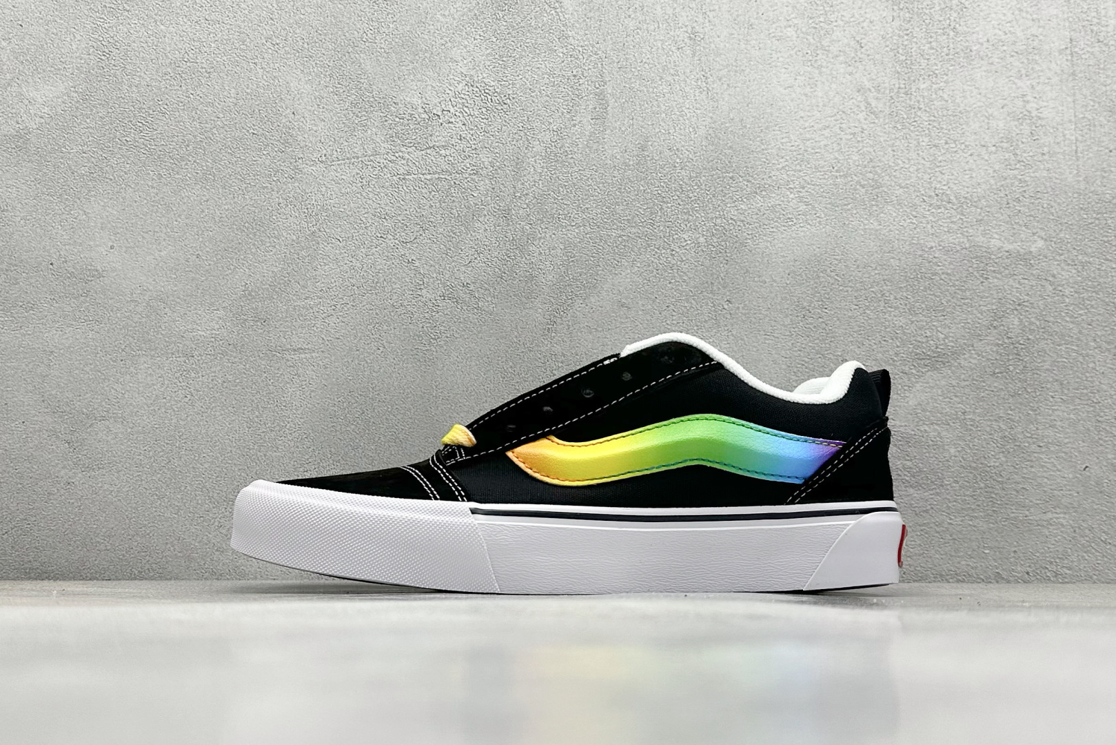  
Vans Knu Skool 黑彩虹🌈
官方新款 复古休闲胖胖面包鞋
肥胖版大LOGO原版全皮猪八面