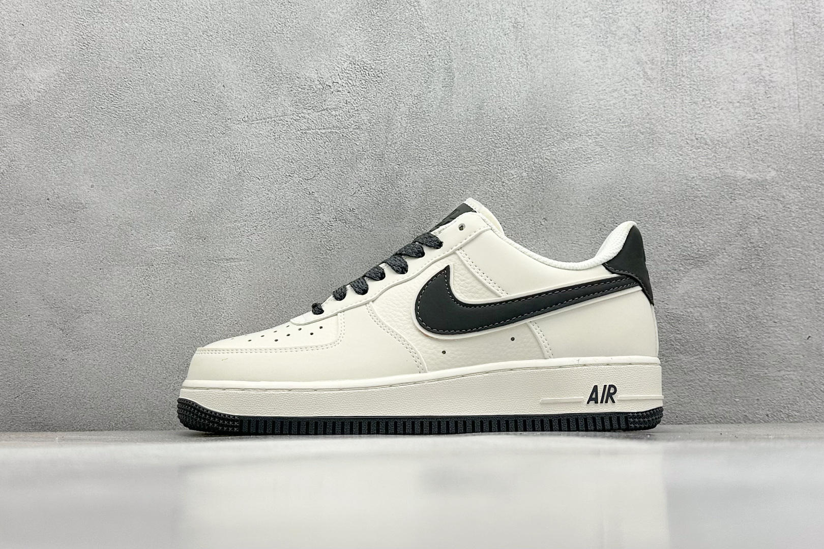  
Nike Air Force 1 Low 07 白黑
原楦头原纸板 打造纯正低帮空军版型
专注外贸渠