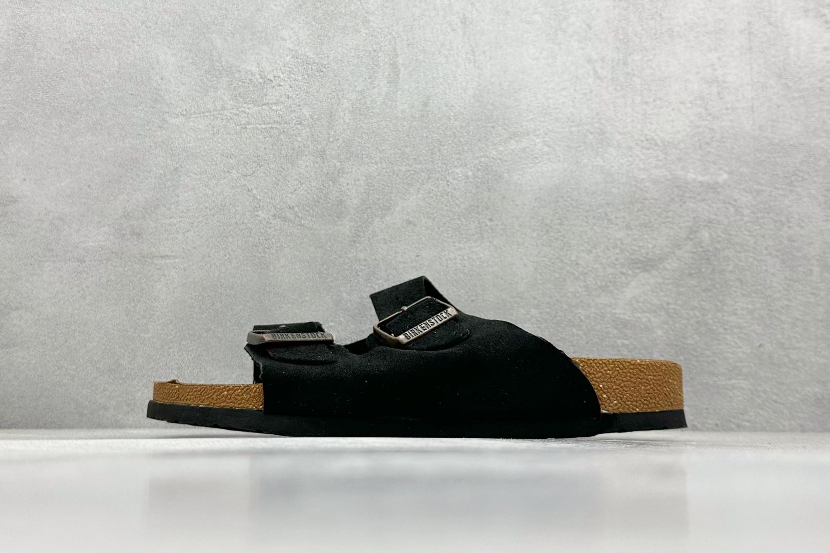   
XL版 博肯 Birkenstock Rio  二字拖
采用其特有的鞋床设计，贴合脚面穿着舒适，B