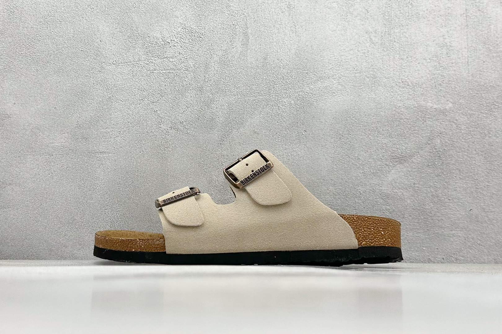   
XL版 博肯 Birkenstock Rio  二字拖
采用其特有的鞋床设计，贴合脚面穿着舒适，B