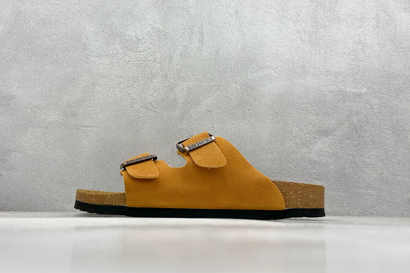   
XL版 博肯 Birkenstock Rio  二字拖
采用其特有的鞋床设计，贴合脚面穿着舒适，B