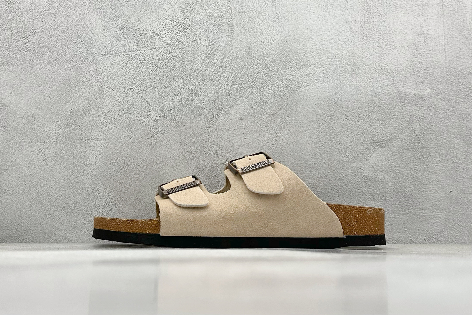   
XL版 博肯 Birkenstock Rio  二字拖
采用其特有的鞋床设计，贴合脚面穿着舒适，B