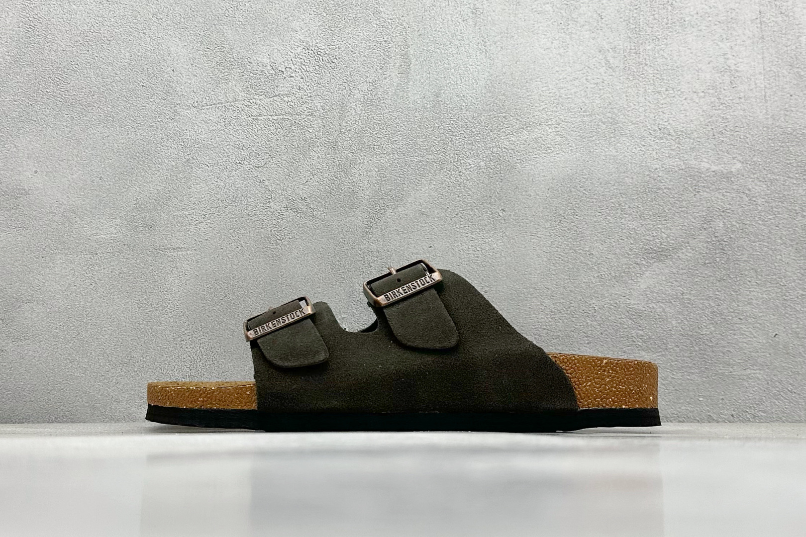   
XL版 博肯 Birkenstock Rio  二字拖
采用其特有的鞋床设计，贴合脚面穿着舒适，B