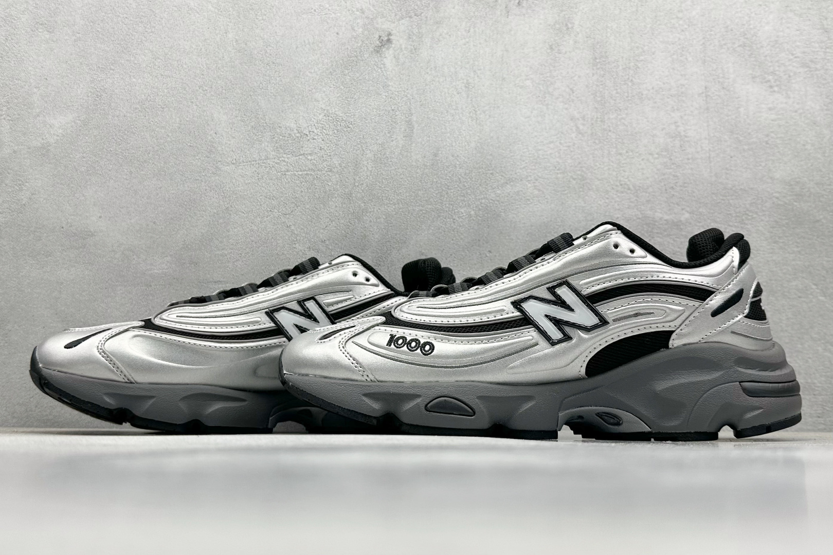  
New Balance 1000系列 复古老爹风低帮休闲运动跑步鞋
#小红书穿搭款式，原楦原纸版开