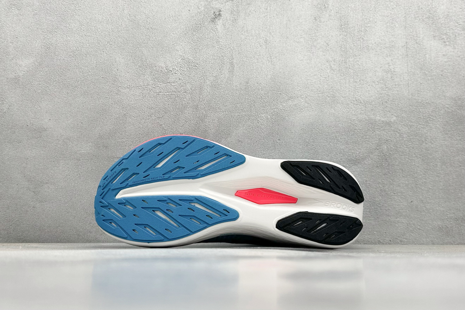  
Brooks Hyperion Max 2 布鲁克斯
烈风2系列低帮透气缓震支撑休闲运动慢跑鞋
采用