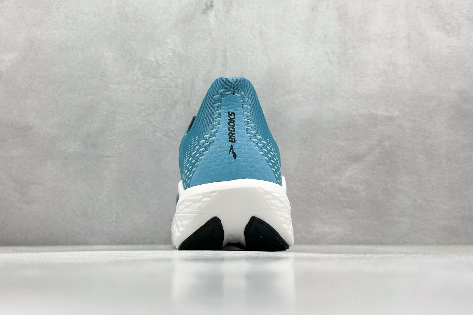  
Brooks Hyperion Max 2 布鲁克斯
烈风2系列低帮透气缓震支撑休闲运动慢跑鞋
采用