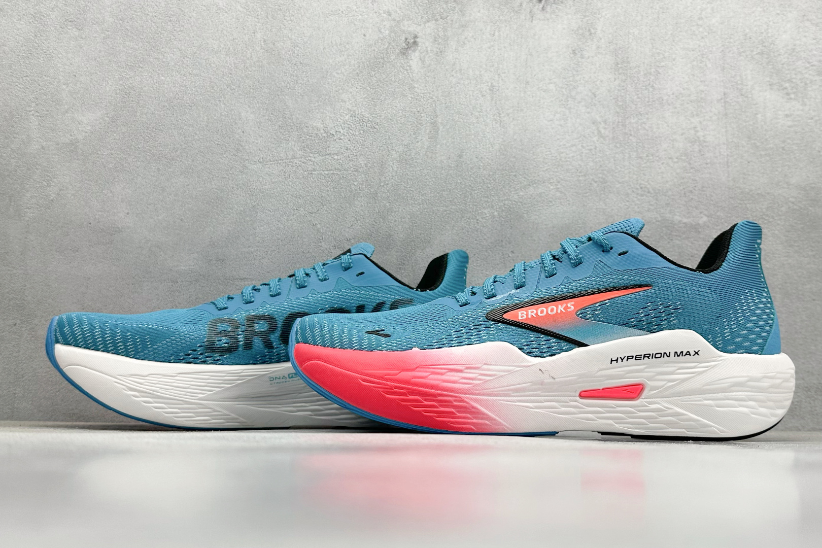  
Brooks Hyperion Max 2 布鲁克斯
烈风2系列低帮透气缓震支撑休闲运动慢跑鞋
采用