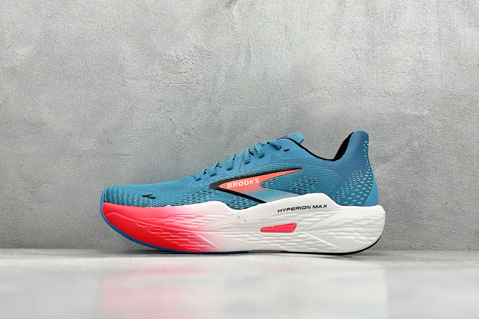  
Brooks Hyperion Max 2 布鲁克斯
烈风2系列低帮透气缓震支撑休闲运动慢跑鞋
采用