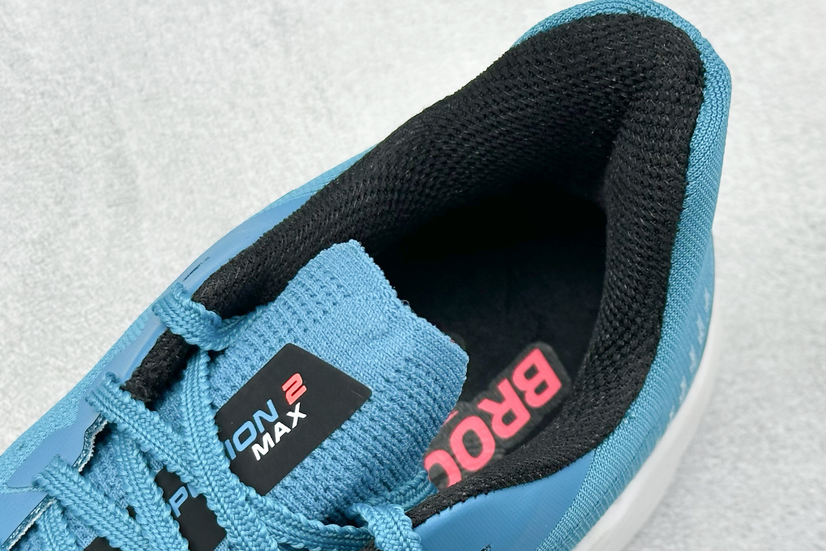  
Brooks Hyperion Max 2 布鲁克斯
烈风2系列低帮透气缓震支撑休闲运动慢跑鞋
采用