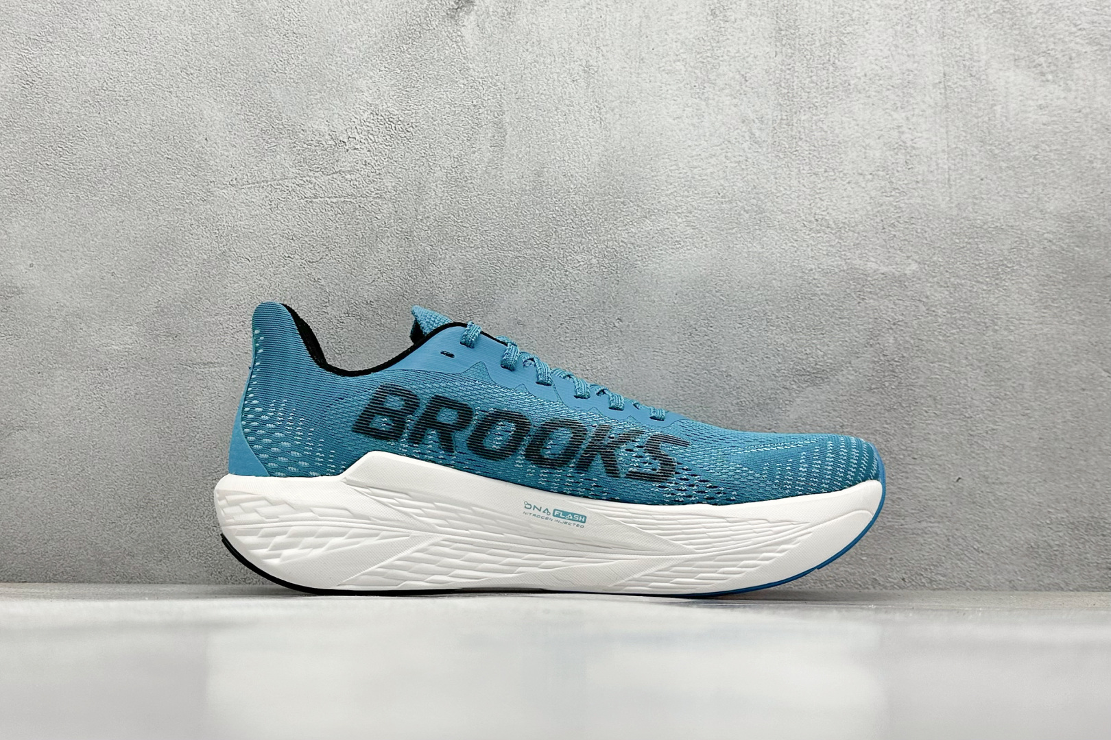  
Brooks Hyperion Max 2 布鲁克斯
烈风2系列低帮透气缓震支撑休闲运动慢跑鞋
采用