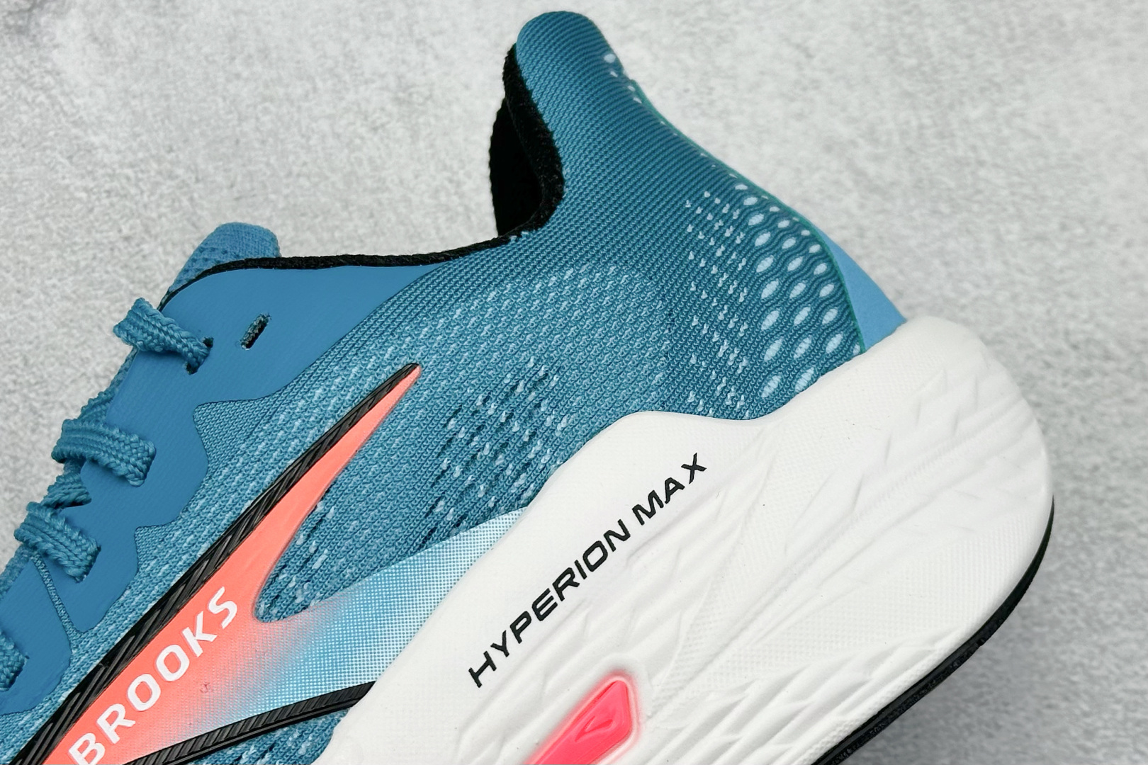  
Brooks Hyperion Max 2 布鲁克斯
烈风2系列低帮透气缓震支撑休闲运动慢跑鞋
采用