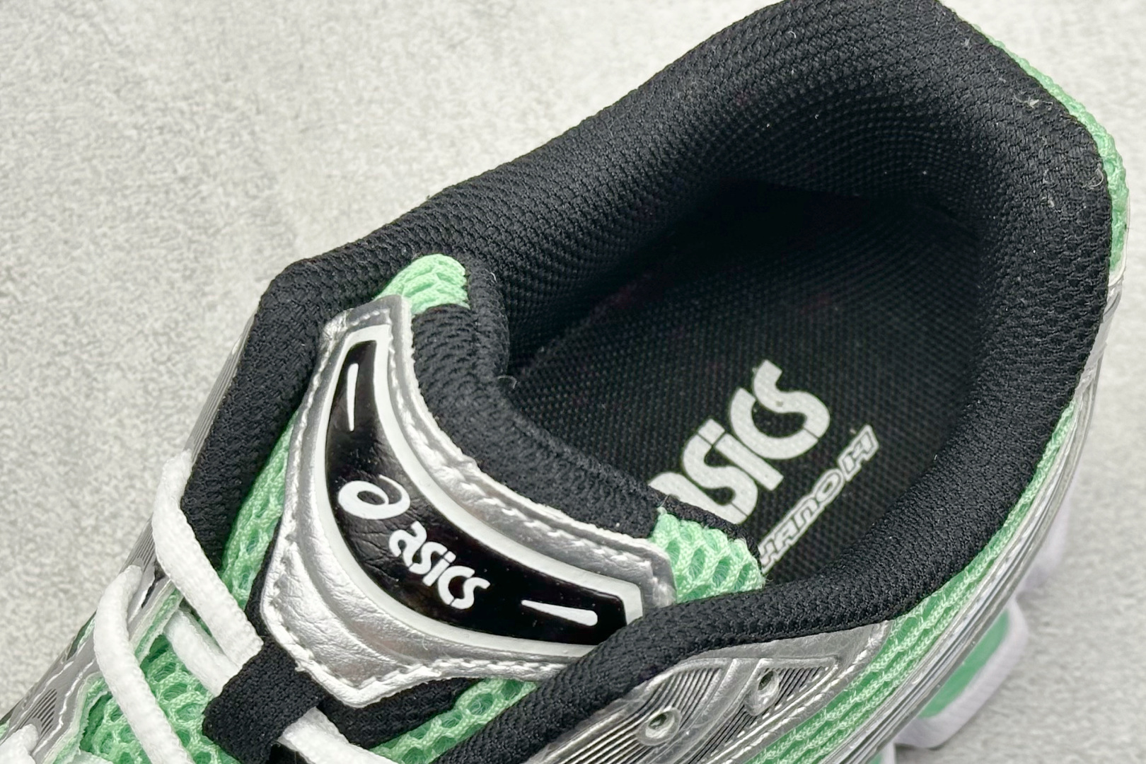  
GW Asics Gel-Kayano 14 亚瑟士运动休闲透气专业跑鞋 
采用工程弹性双层再生针织