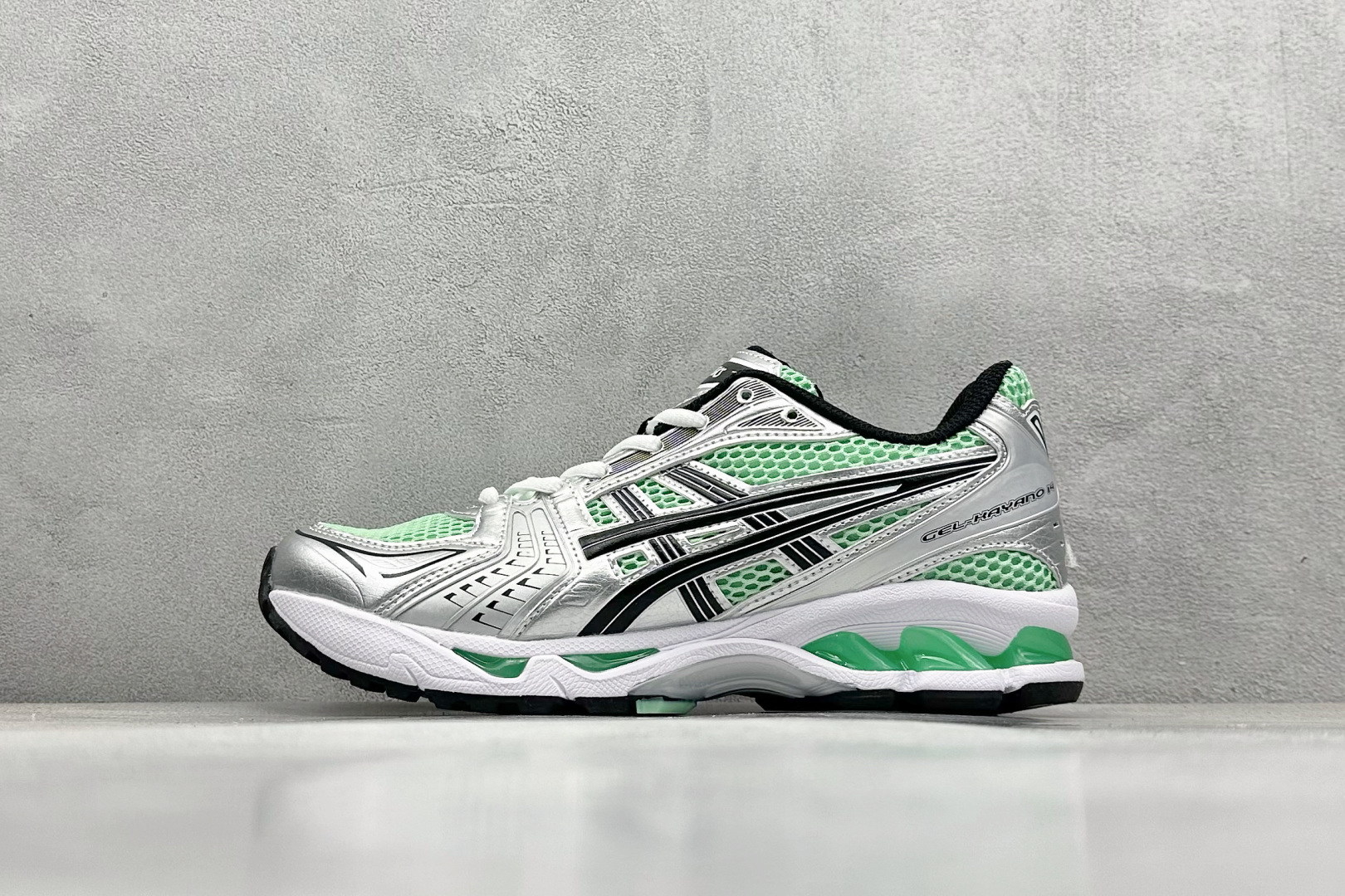 
GW Asics Gel-Kayano 14 亚瑟士运动休闲透气专业跑鞋 
采用工程弹性双层再生针织
