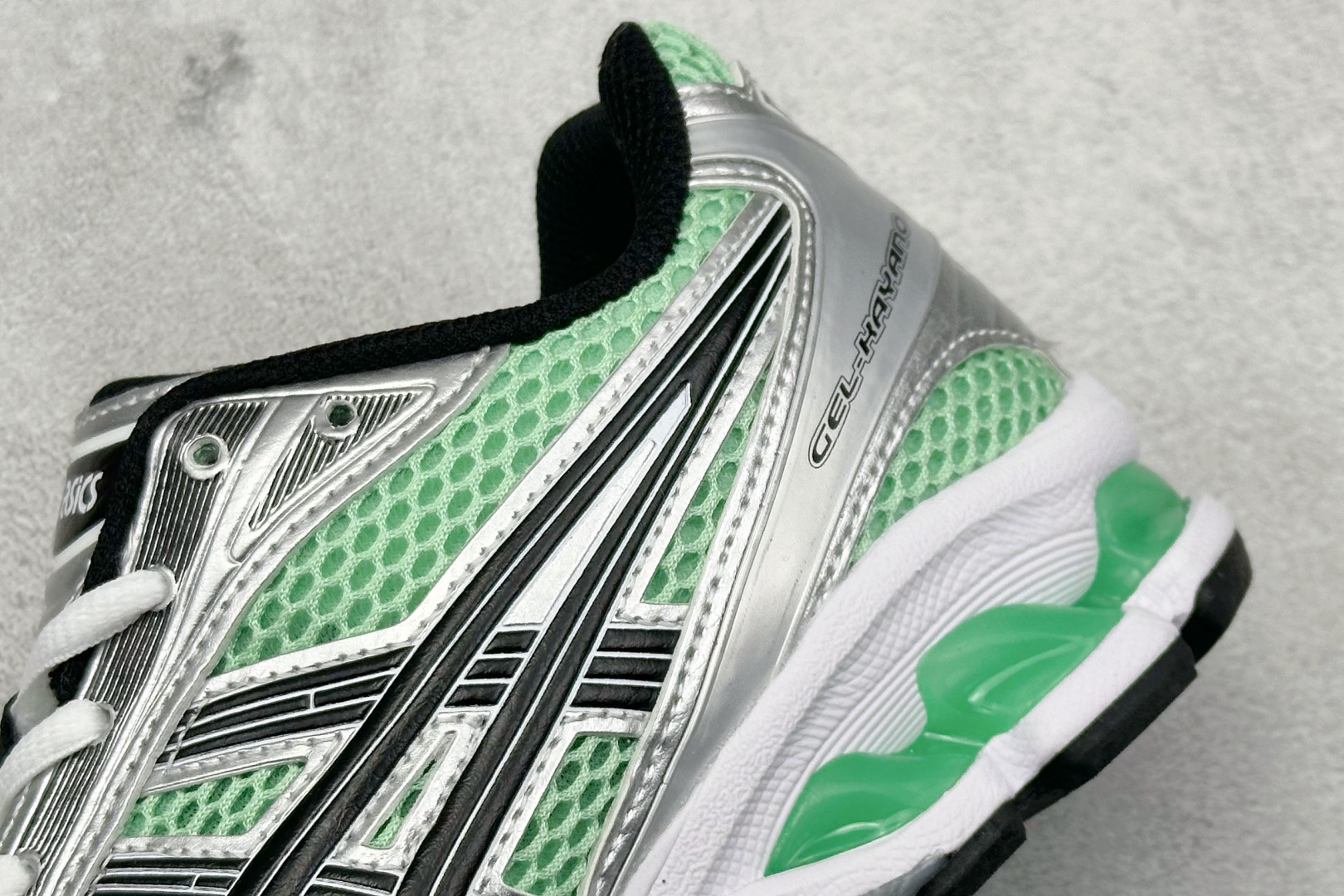  
GW Asics Gel-Kayano 14 亚瑟士运动休闲透气专业跑鞋 
采用工程弹性双层再生针织