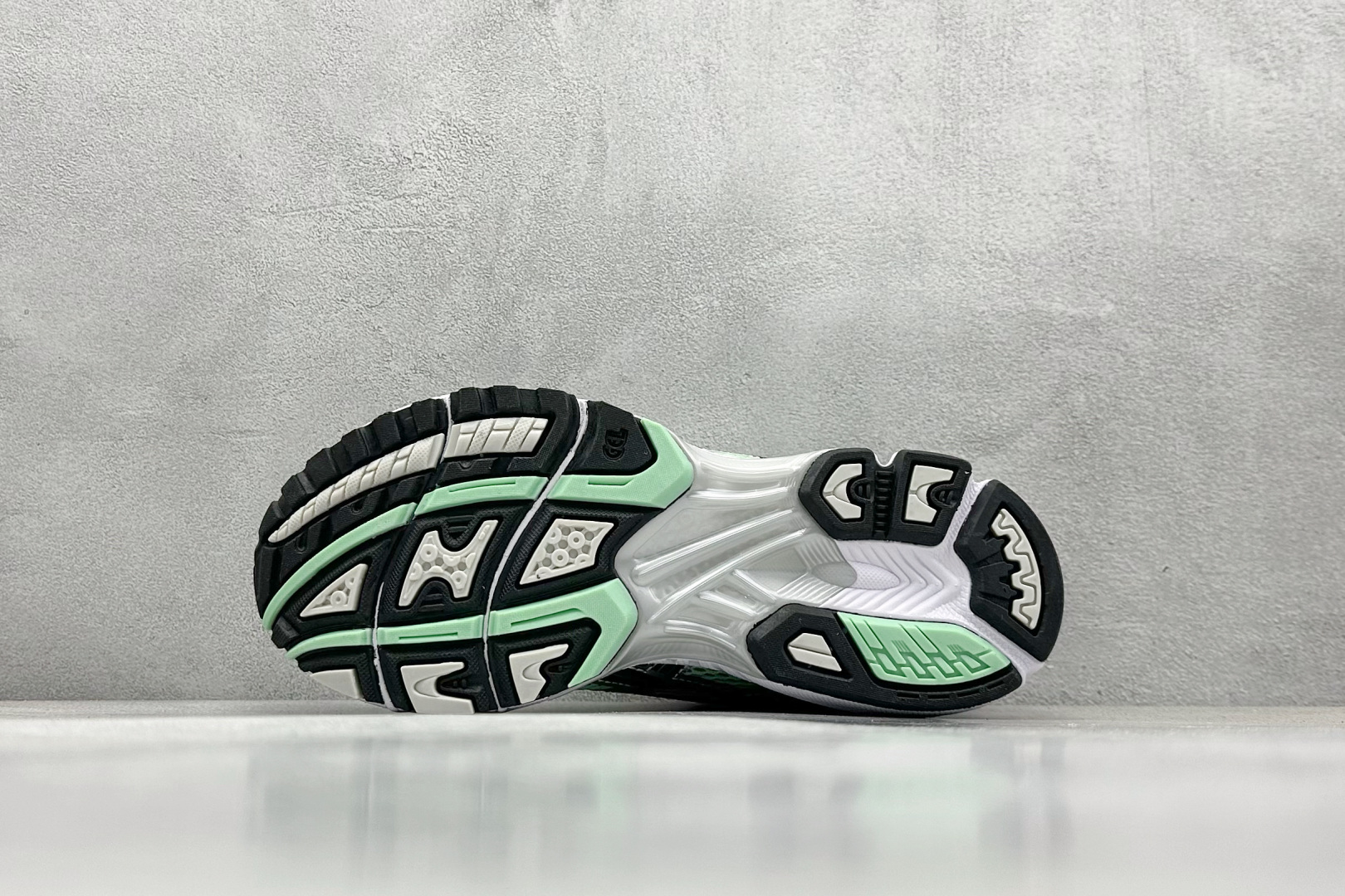  
GW Asics Gel-Kayano 14 亚瑟士运动休闲透气专业跑鞋 
采用工程弹性双层再生针织