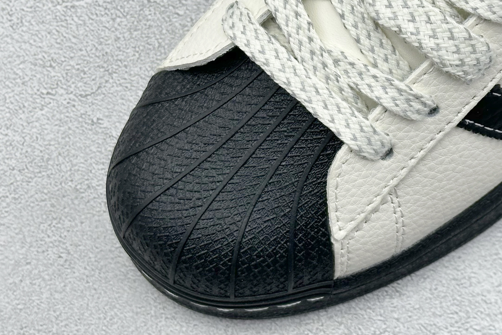  
AD Originals Superstar x Louis Vuitton 白黑
采用全新头层拼接