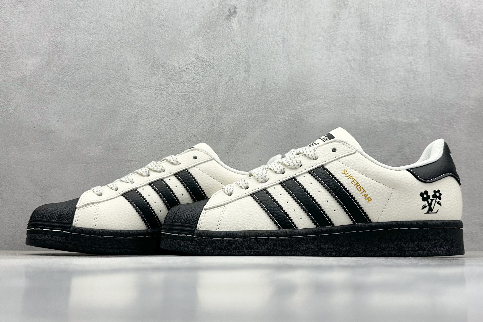  
AD Originals Superstar x Louis Vuitton 白黑
采用全新头层拼接