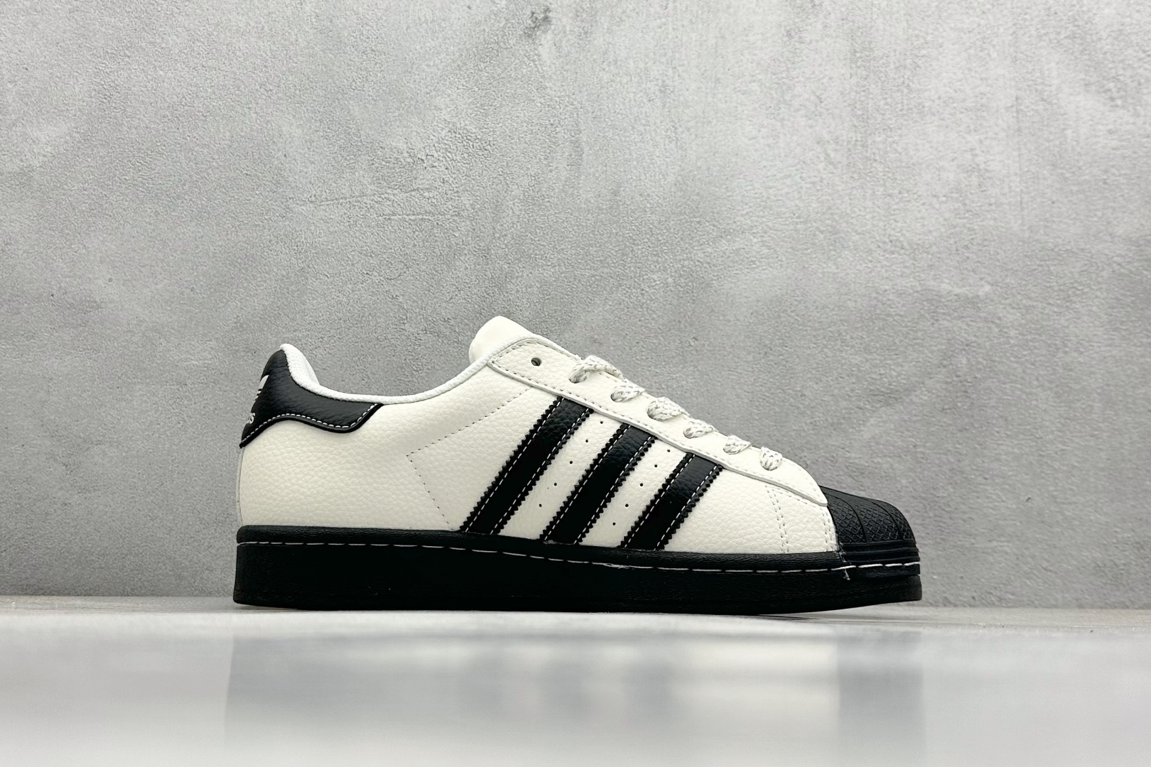 
AD Originals Superstar x Louis Vuitton 白黑
采用全新头层拼接