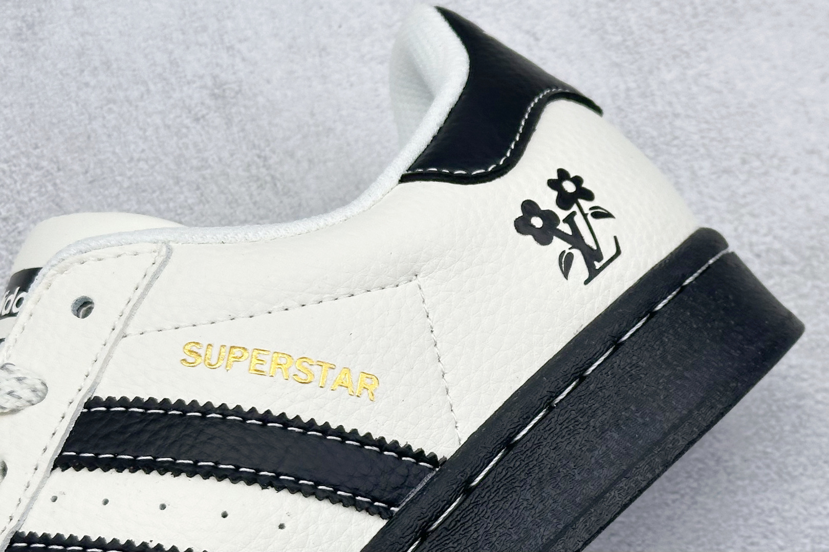  
AD Originals Superstar x Louis Vuitton 白黑
采用全新头层拼接
