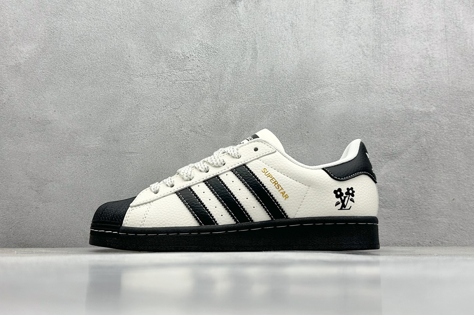 
AD Originals Superstar x Louis Vuitton 白黑
采用全新头层拼接