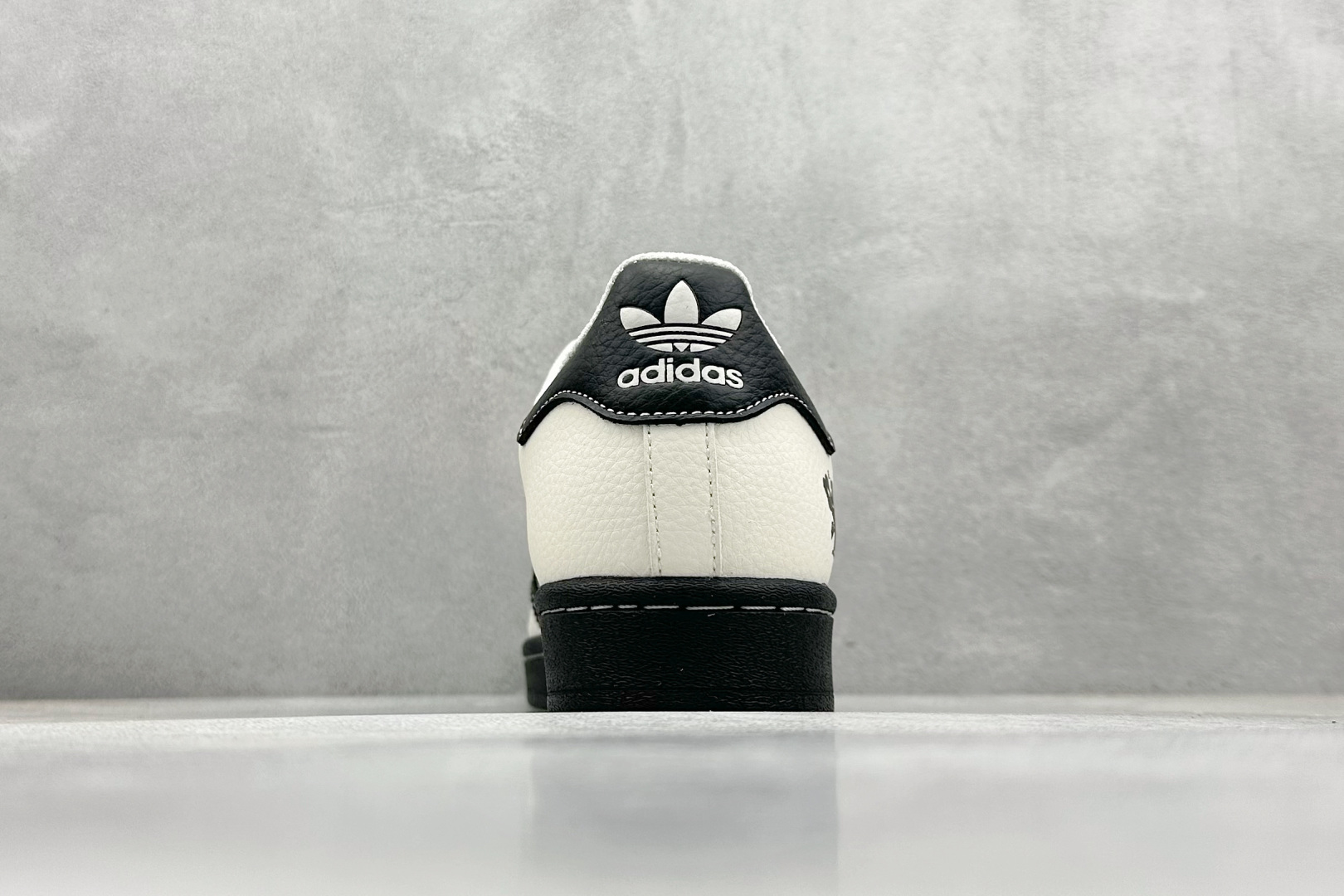  
AD Originals Superstar x Louis Vuitton 白黑
采用全新头层拼接
