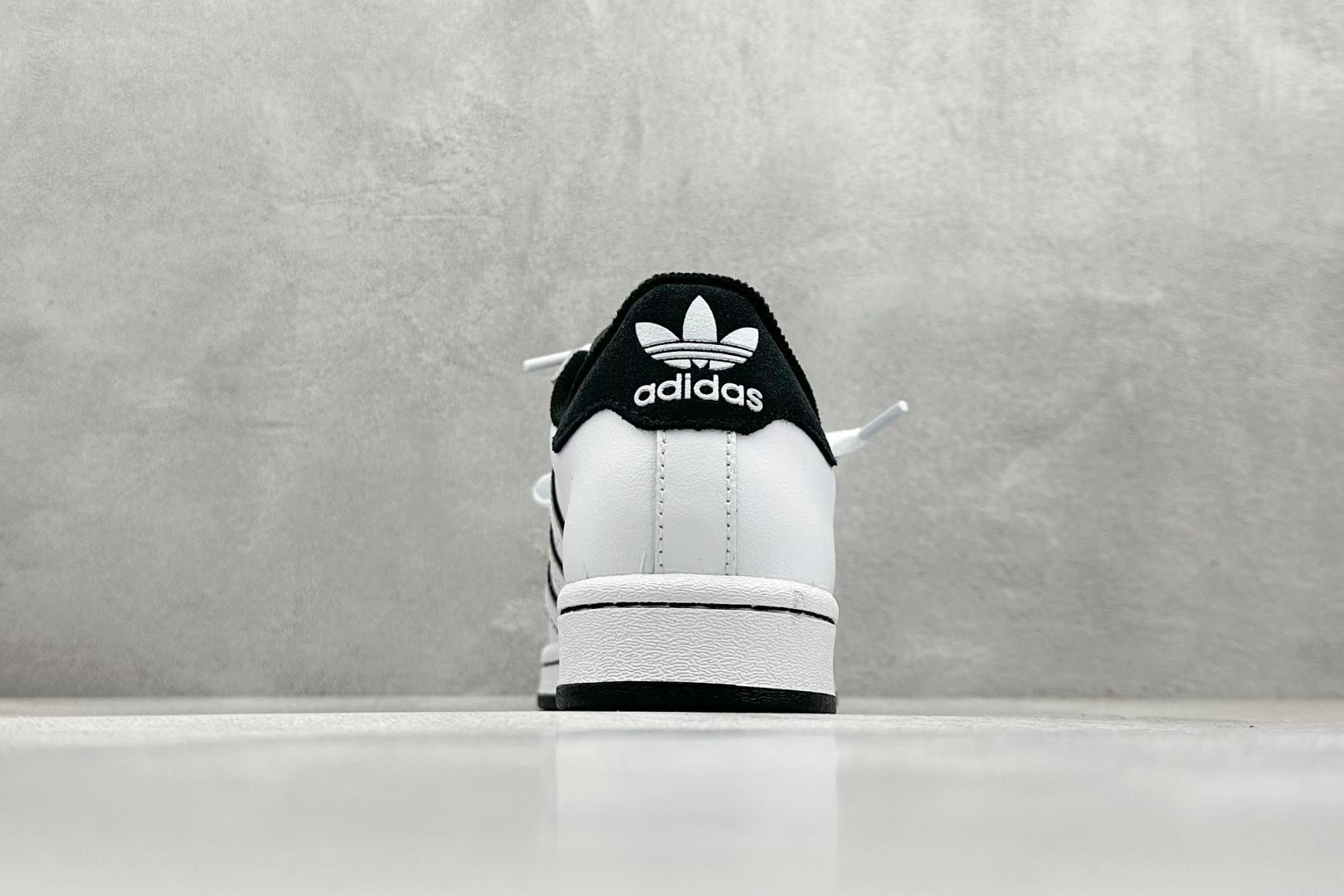  
AD Originals Superstar 2 贝壳头 白黑
采用全新头层拼接皮革材质 后跟采用特