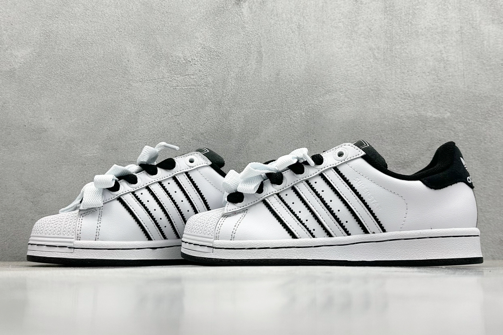  
AD Originals Superstar 2 贝壳头 白黑
采用全新头层拼接皮革材质 后跟采用特