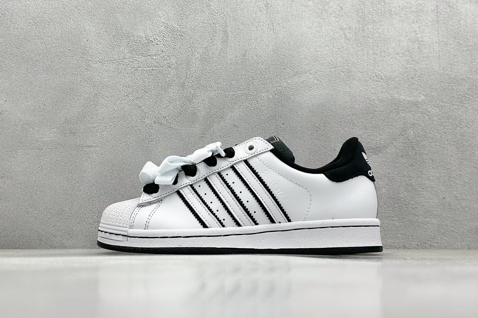  
AD Originals Superstar 2 贝壳头 白黑
采用全新头层拼接皮革材质 后跟采用特