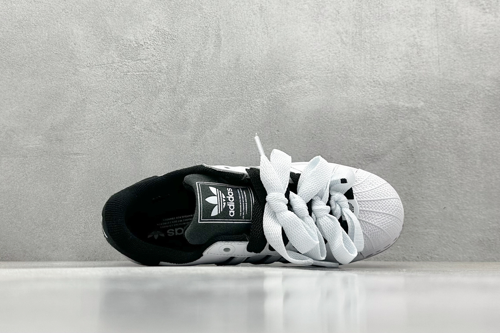  
AD Originals Superstar 2 贝壳头 白黑
采用全新头层拼接皮革材质 后跟采用特