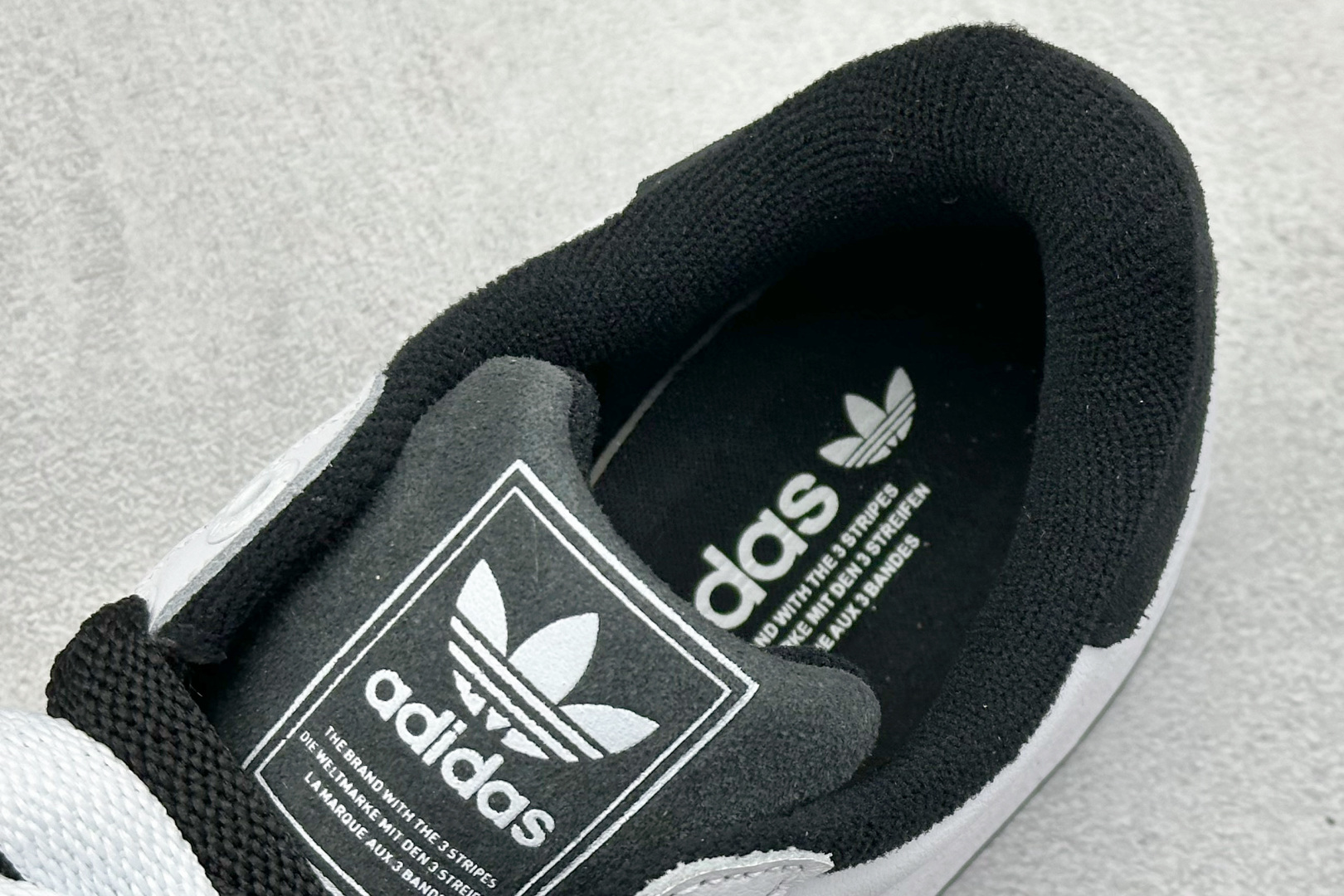  
AD Originals Superstar 2 贝壳头 白黑
采用全新头层拼接皮革材质 后跟采用特