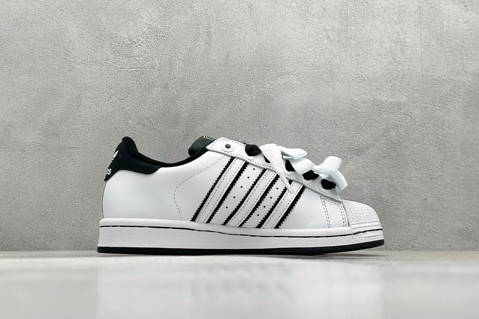  
AD Originals Superstar 2 贝壳头 白黑
采用全新头层拼接皮革材质 后跟采用特