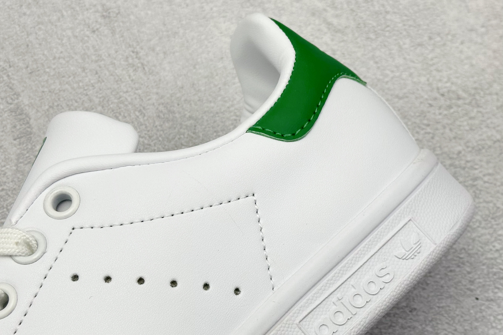  
AD Stan Smith 三叶草史密斯 男女中性运动鞋休闲鞋板鞋
承诺正常穿着破皮包换新 原厂定制