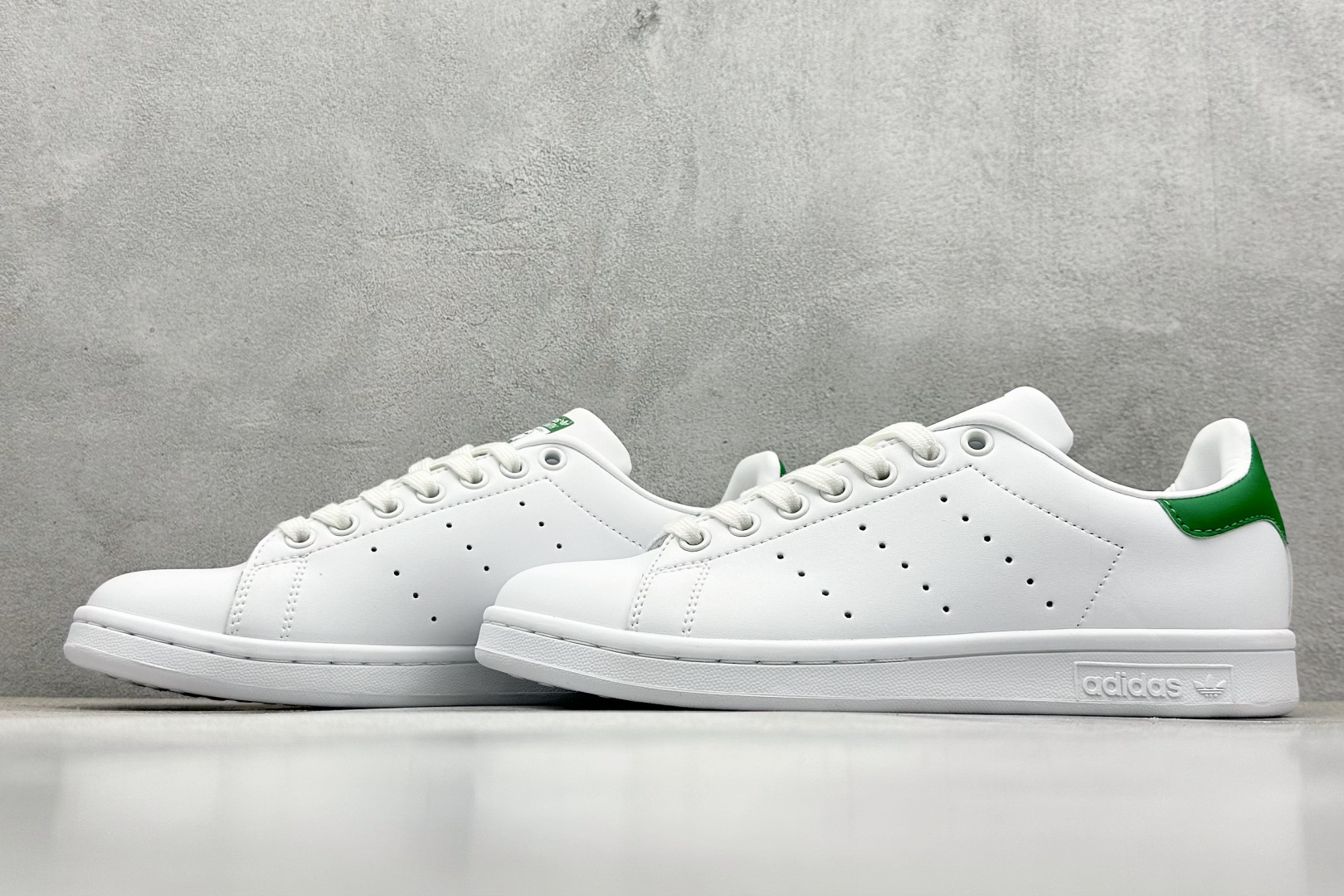  
AD Stan Smith 三叶草史密斯 男女中性运动鞋休闲鞋板鞋
承诺正常穿着破皮包换新 原厂定制