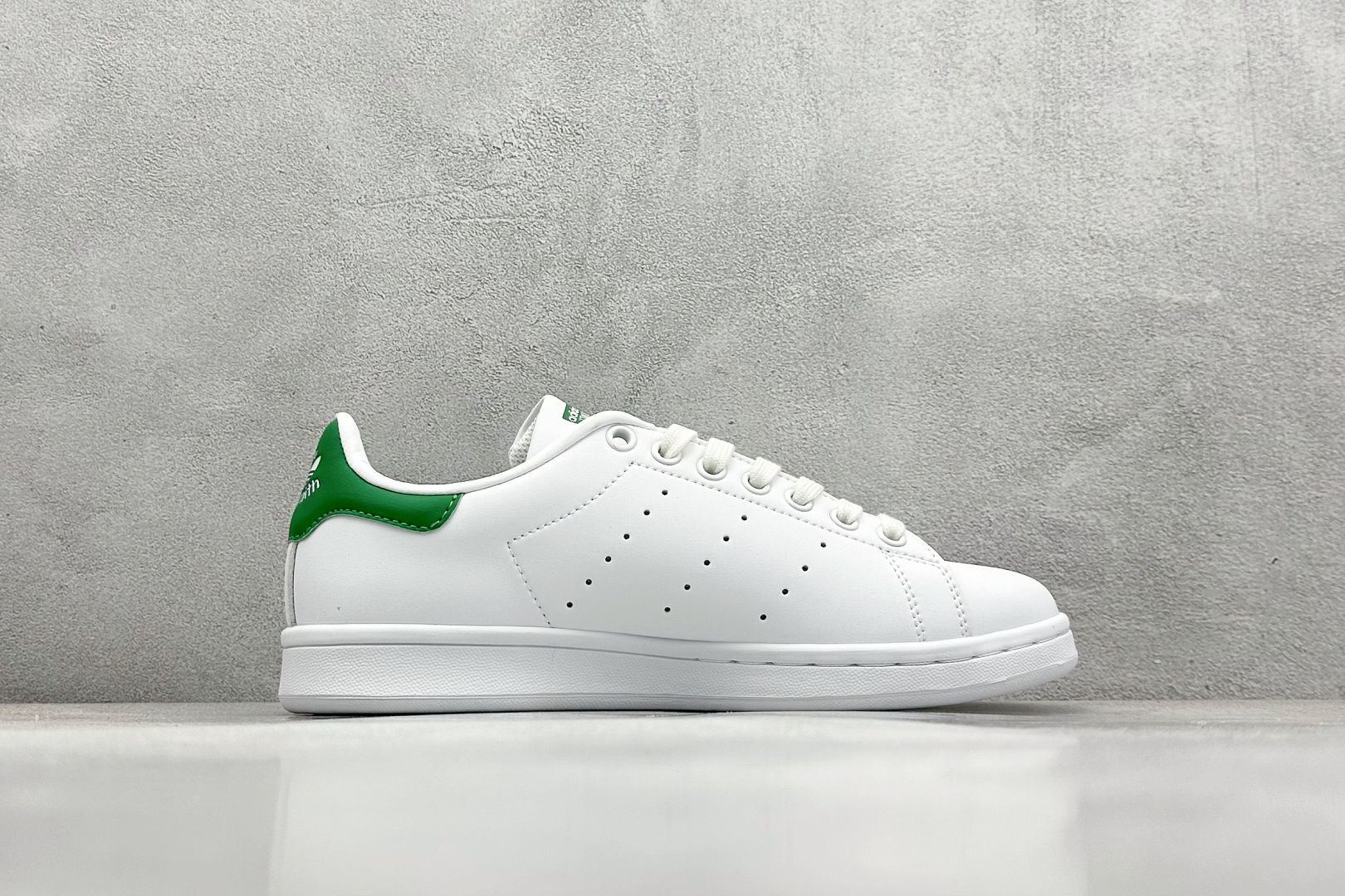  
AD Stan Smith 三叶草史密斯 男女中性运动鞋休闲鞋板鞋
承诺正常穿着破皮包换新 原厂定制