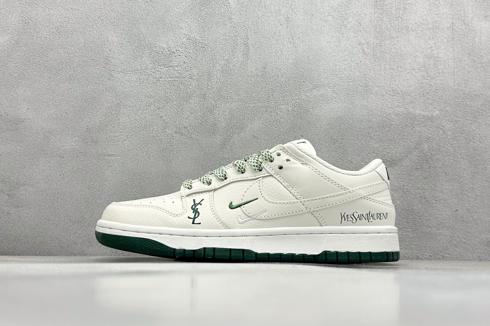 福利特价 
NIKE SB Dunk Low 圣罗兰联名
性价比天花板 尝鲜先行版
原装头层材料 独家版
