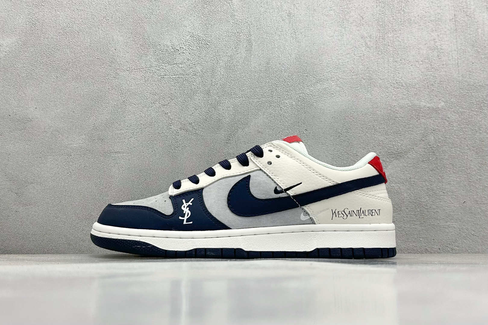 福利特价 
NIKE SB Dunk Low 圣罗兰联名
性价比天花板 尝鲜先行版
原装头层材料 独家版
