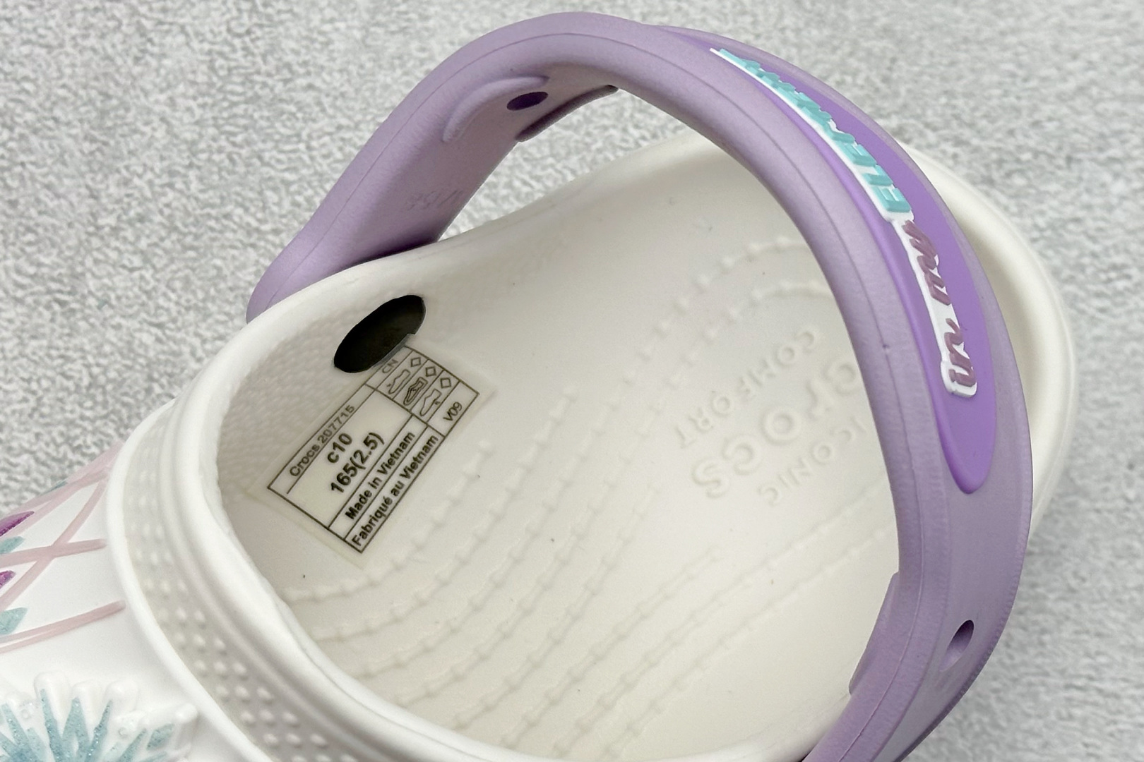  
K版  Crocs 卡洛驰  卡通童鞋

Size：25-35
编码：23