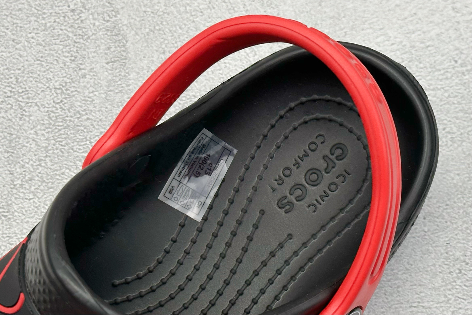  
K版  Crocs 卡洛驰  卡通童鞋

Size：25-35
编码：23