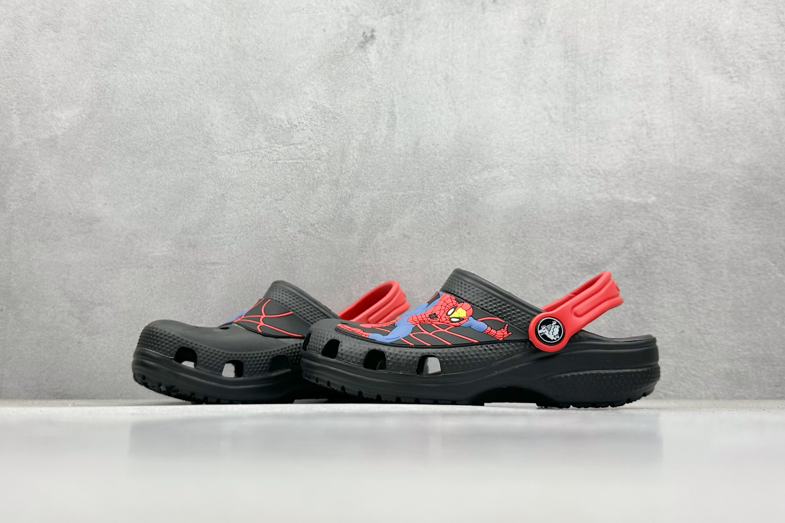  
K版  Crocs 卡洛驰  卡通童鞋

Size：25-35
编码：23