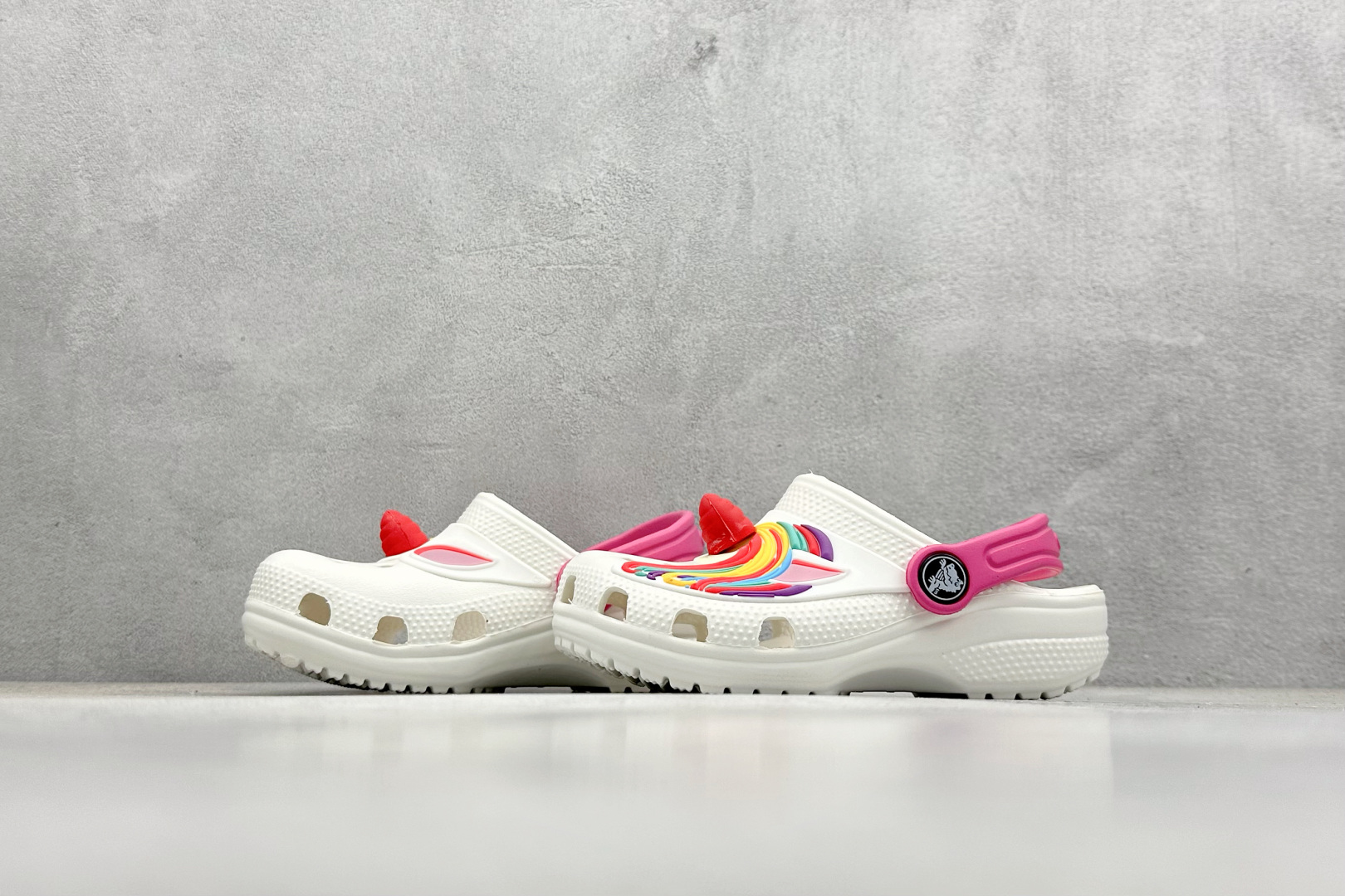  
K版  Crocs 卡洛驰  卡通童鞋

Size：25-35
编码：23