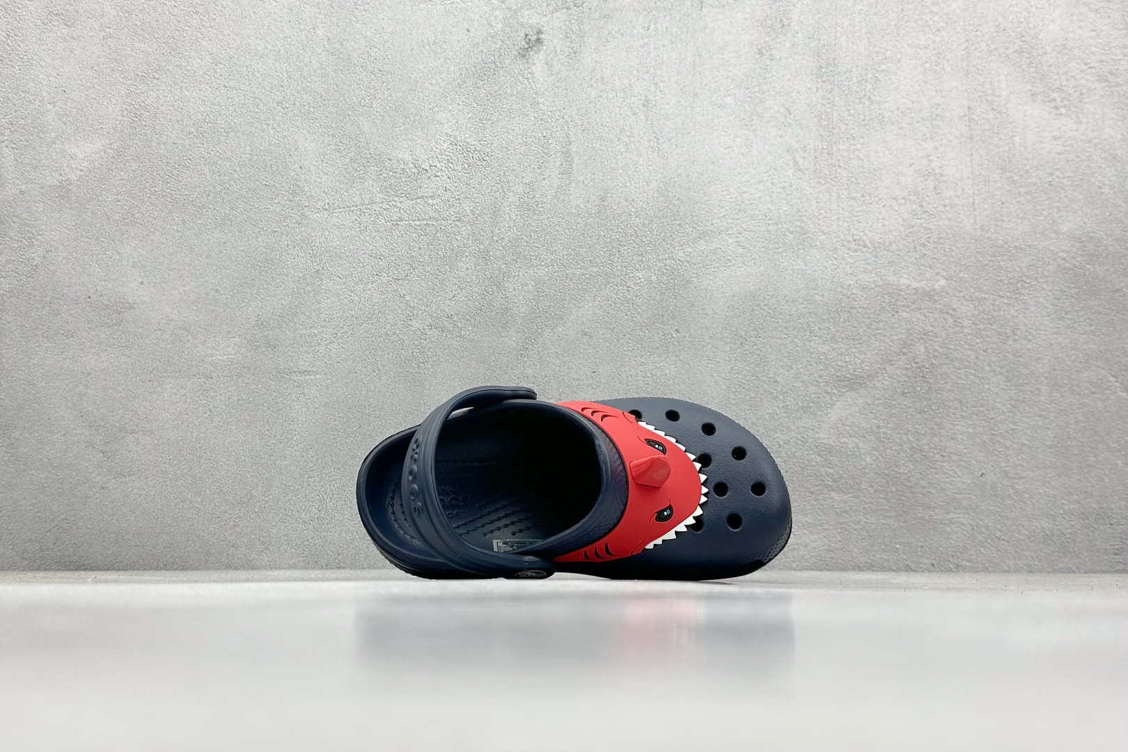  
K版  Crocs 卡洛驰  卡通童鞋

Size：25-35
编码：23