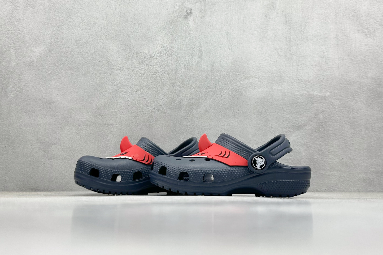  
K版  Crocs 卡洛驰  卡通童鞋

Size：25-35
编码：23