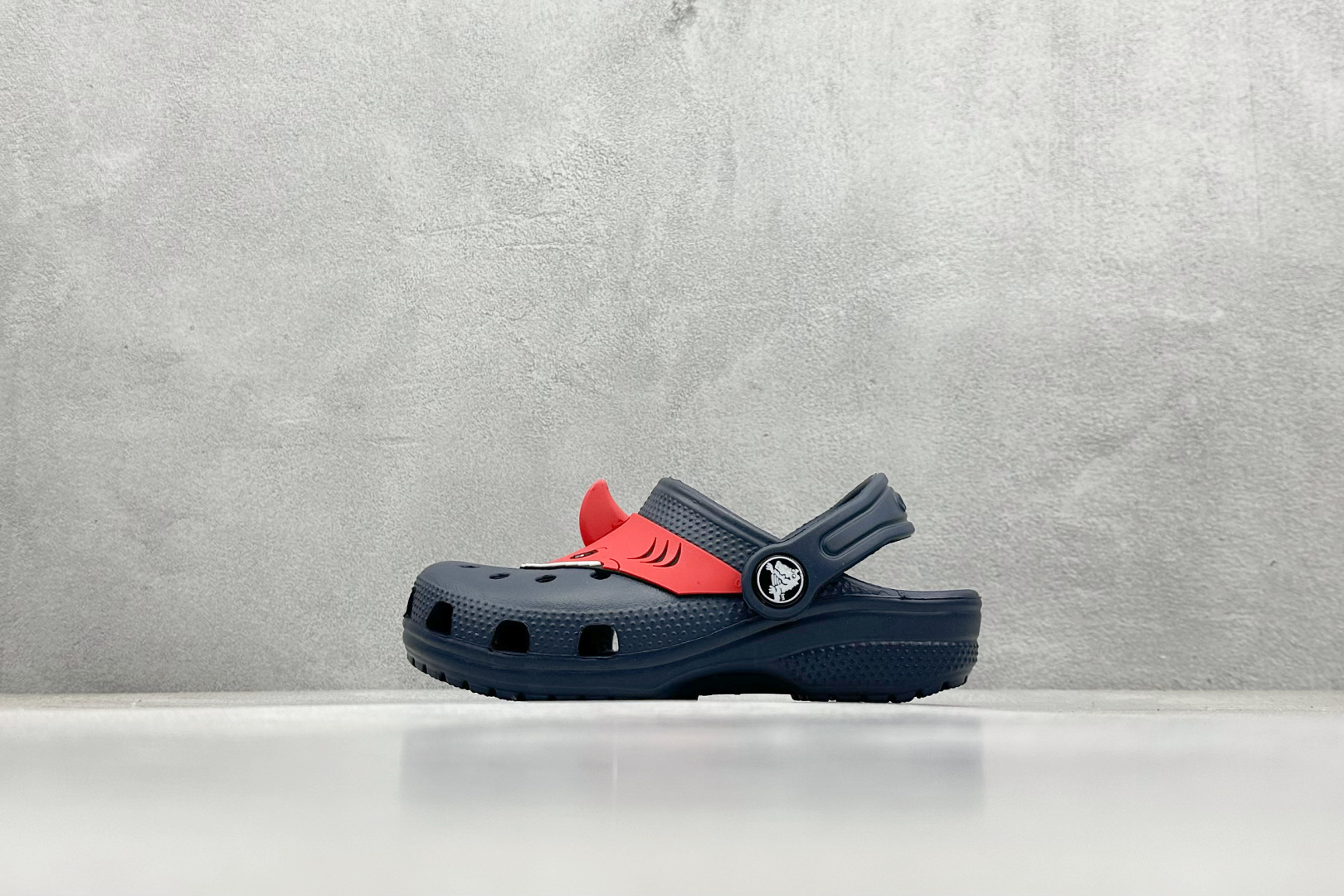  
K版  Crocs 卡洛驰  卡通童鞋

Size：25-35
编码：23