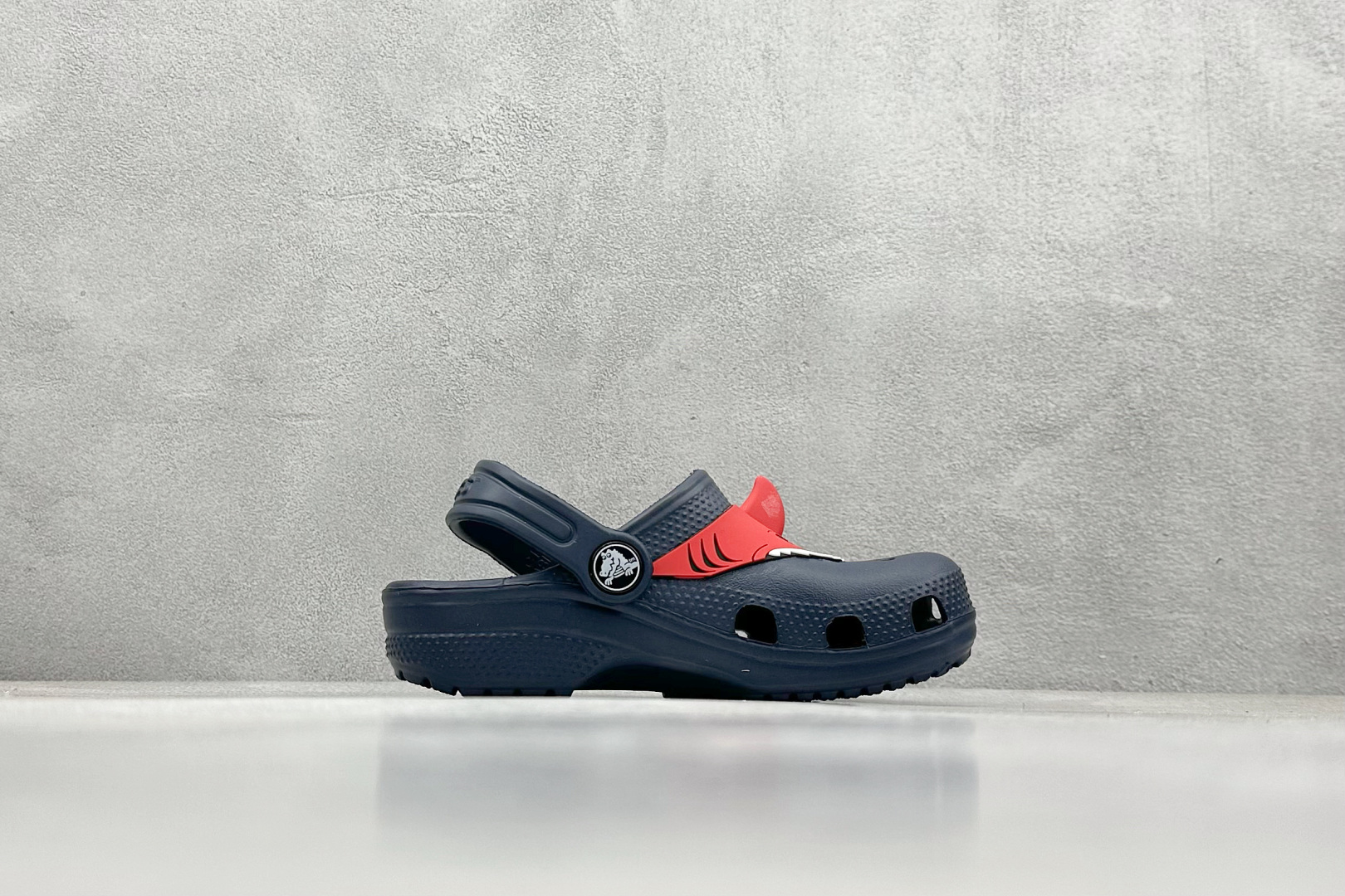  
K版  Crocs 卡洛驰  卡通童鞋

Size：25-35
编码：23
